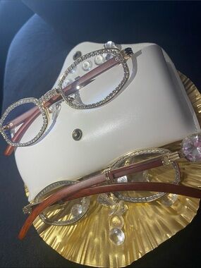 One (1) Celebrity Italian Unisex wooden frame with sparkling lab,